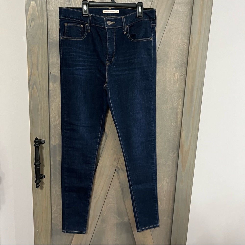 Women’s Levi’s 720 high rise super skinny.